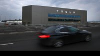 Екоактивисти се опитаха да нахлуят в завода на Tesla в Бранденбург