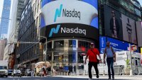 Разпродажбите на технологични акции разтърсват пазарите, Nasdaq спадна с 2%