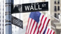 Dow Jones отписа 1100 пункта и отбеляза първата си 10-дневна губеща серия от 1974 г.