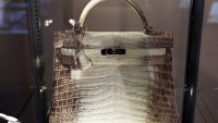 Чанта Kelly на Hermes се сдоби с нов собственик за рекордна за Sotheby’s сума