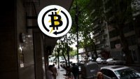 Цената на биткойна запазва устойчивост въпреки двойния удар от Фед и Clarity Act