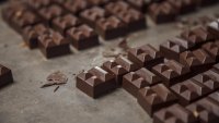 Цените на какаото спадат, а истинският шоколад се връща в магазините