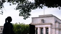 Упоритата инфлация подлага на изпитание решимостта на Фед