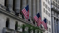 Dow се покачи със 100 пункта, отбелязвайки най-силното си първо полугодие от 5 години