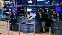 Dow Jones отписа 400 пункта, S&P 500 отбеляза първи спад от три сесии насам