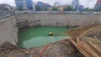 Кадър на деня: Строителна техника е изцяло потопена във вода на обект в София