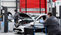 Renault спира производството на Zoe край Париж заради недостиг на части
