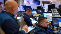 Dow Jones затвори на косъм от нов рекорд, макар и да достигна такъв през сесията