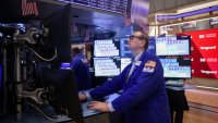 Wall Street изтрива част от загубите с подкрепата на спада в цената на петрола*