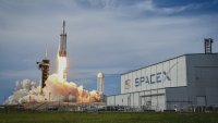 SpaceX снижи целите си за оценка до 1,8 трилиона долара при IPO