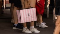 Цената на акциите на Victoria's Secret достигна най-високото си ниво от две години