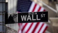 Dow Jones изгуби над 650 пункта при скъп петрол и вълни от разпродажби