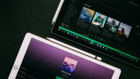 Spotify ще обозначава профилите на AI изпълнители