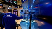 Dow спада със 160 пункта, S&P 500 отстъпва от рекорда*