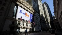 S&P 500 и Nasdaq затвориха на по-ниски нива, повлечени от технологичните акции