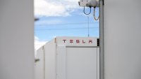 Стационарна батерия на Tesla се запали в комплекс в Австралия