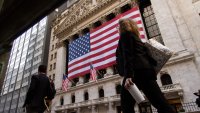 Nasdaq започва юли със спад, инвеститорите разпродават акции на производители на чипове*