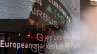 Глобалните технологични разпродажби натежаха на борсите в Европа