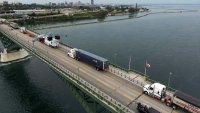 Тръмп ескалира спора с Канада със захлаха за удвояване на митата върху колите