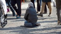 Делът на хората в риск от бедност в България намалява