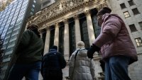 Dow нарасна с близо 600 пункта до нов връх след действията на САЩ във Венецуела