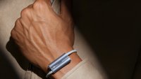 Създателите на Fitbit пускат носимо устройство без екран в помощ на възрастните хора