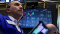 Wall Street затваря с ръстове, но напрегнатата седмица приключи на червена територия