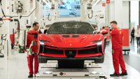 Автомобилите втора ръка на Ferrari поевтиняват, носейки нови тревоги 