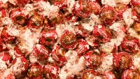 Lindt понижава прогнозата си за ръста на продажбите за втори път заради слабото търсене