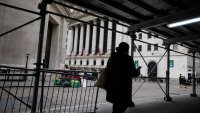Wall Street отвори с понижения на индексите, цената на петрола отново пое нагоре*