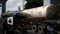 Китай подновява износа на горива, но с по-малки от очакваното количества