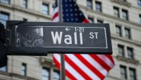 S&P 500 остана почти без промяна под натиска на спада при прозводителите на чипове за памет