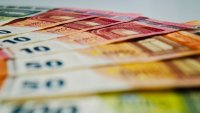 Кабинетът официално предложи минимална заплата от 660 евро