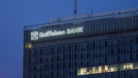 Raiffeisen Bank продава беларуското си подразделение със загуба от $800 млн.