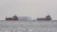 Прекачвания в открити води поддържат потока на петрол през Ормузкия проток