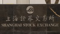 Китайският фондов пазар понесе удар, но не е в криза