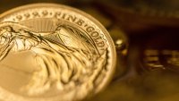 Златото поскъпна над 2 хил. долара за първи път от година