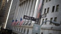 Wall Street изпрати вяла сесия, но се насочва към силен месечен растеж