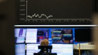 Европейските индекси се задържат на най-ниските си нива от над месец