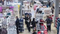 Собственикът на Primark намали прогнозите си след слабо коледно тримесечие