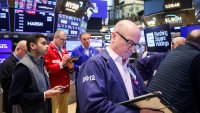 Индексите на Wall Street спадат, цените на петрола се покачват*