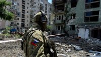 Руснаците теглят средствата си от банките, опасявайки се, че Кремъл търси пари за войната