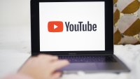 YouTube се разширява в онлайн пазаруването чрез сделка с Amazon