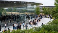 Apple представи първия си сгъваем смартфон