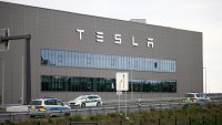 Tesla повишава с 4% заплатите на работниците в Германия 