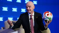 Президентът на ФИФА прелетял разстояние, колкото две обиколи около Екватора 