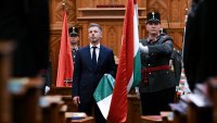 Мадяр положи клетва като премиер на Унгария, знамето на ЕС отново се вее пред парламента