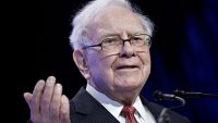 Berkshire е свила дела си в Apple почти наполовина