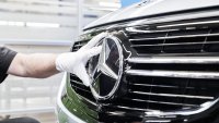 Спадът на продажбите в Китай тласка Mercedes да засили съкращенията на разходите