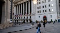 Dow отстъпва, след като добави над 300 пункта в началото на сесията*